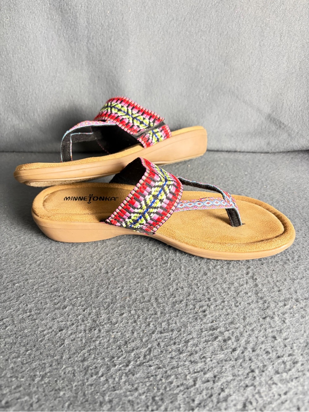 Minnetonka Silverthorne Frisco Women’s Size 7 Multicolor Woven Thong Sandals